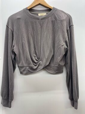 Qinsen Twist-Front Cropped Long Sleeve Top- Gray